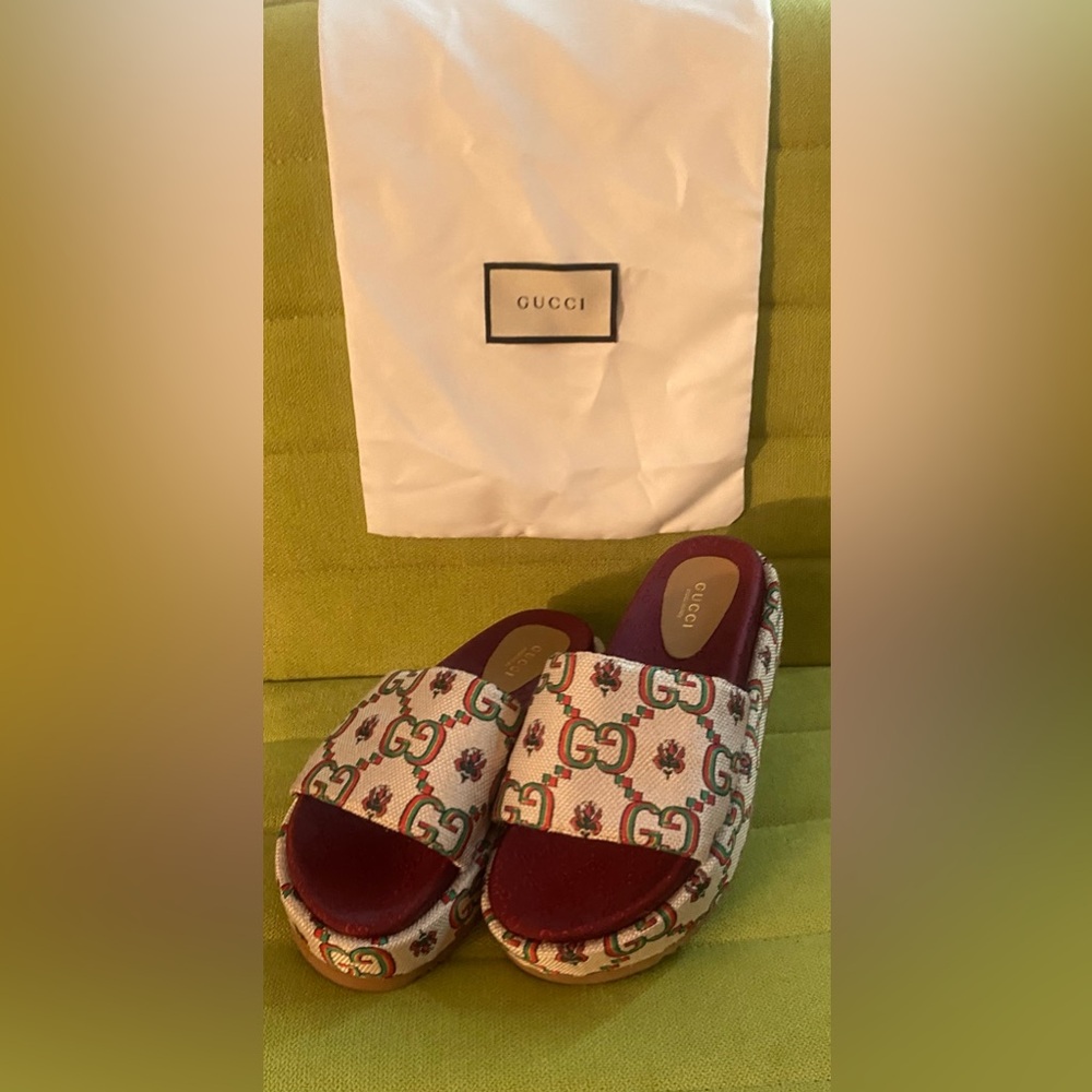 GUCCI slides. NWOT.